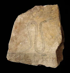 Ostracon dekorert med en skisse av en kvinne som kneler foran en slangegudinne, muligens fra Deir el-Medina, 19.-20. dynastiet, 1200-1153 f.Kr. (malt kalkstein) (se også 76554)
